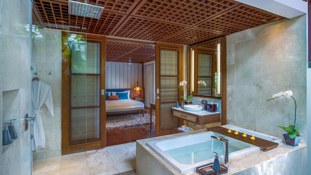 Villa Windu Sari - Guest bathroom with bathtub